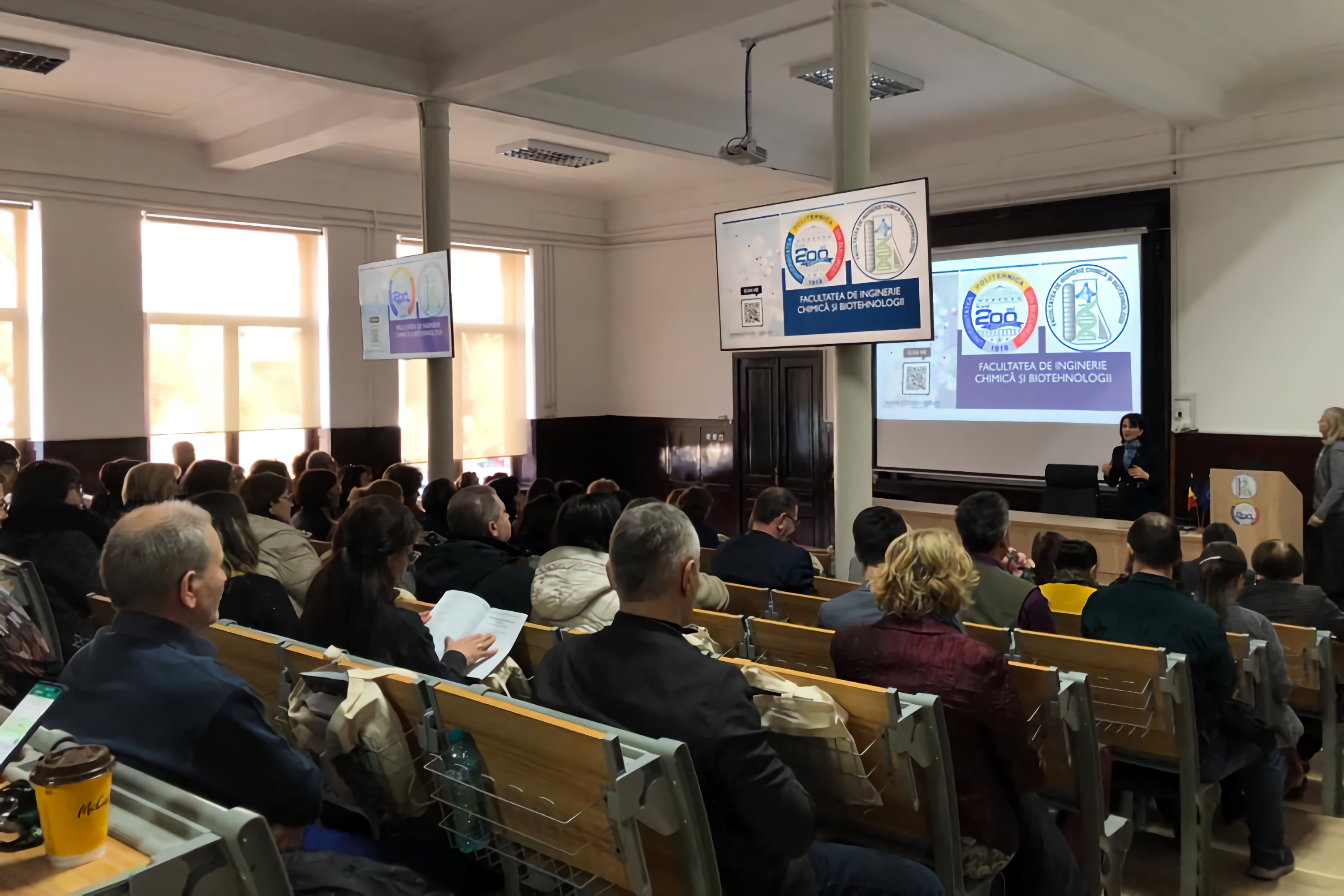 Vizita de documentare a profesorilor de chimie din învățământul liceal și gimnazial din județul Vrancea.