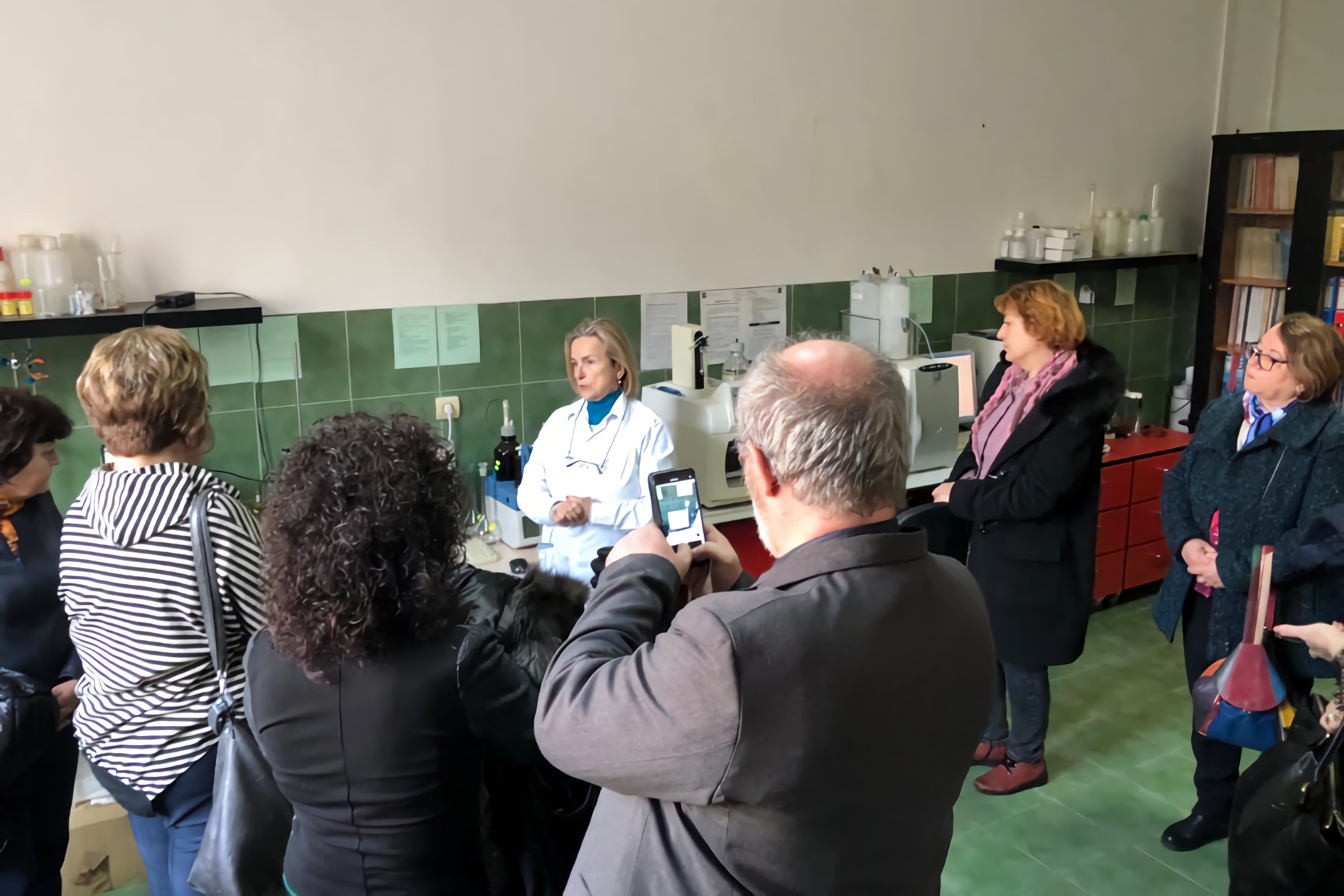 Vizita de documentare a profesorilor de chimie din învățământul liceal și gimnazial din județul Vrancea.